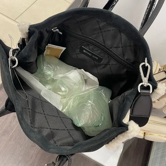 MICHAEL KORS Mirella Medium Suede and Faux Shearling Tote Bag
Black 
NWT - Picture 14 of 16